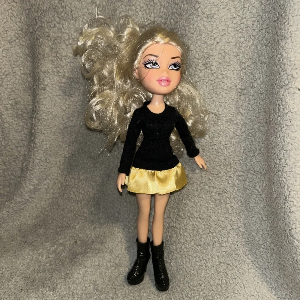 Bratz Chloe Unleash your passion out of the box‎ With Outfit E3